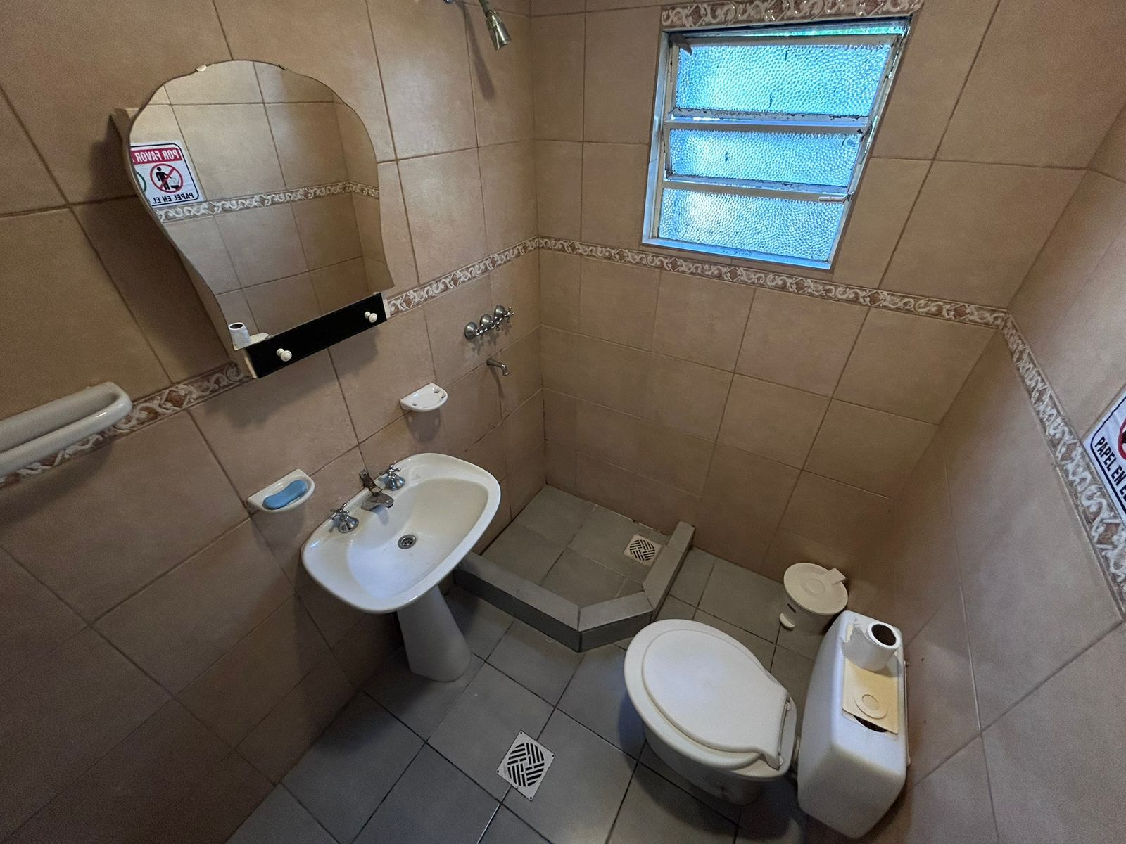 Calle Gobernador Manuel Crespo 3180